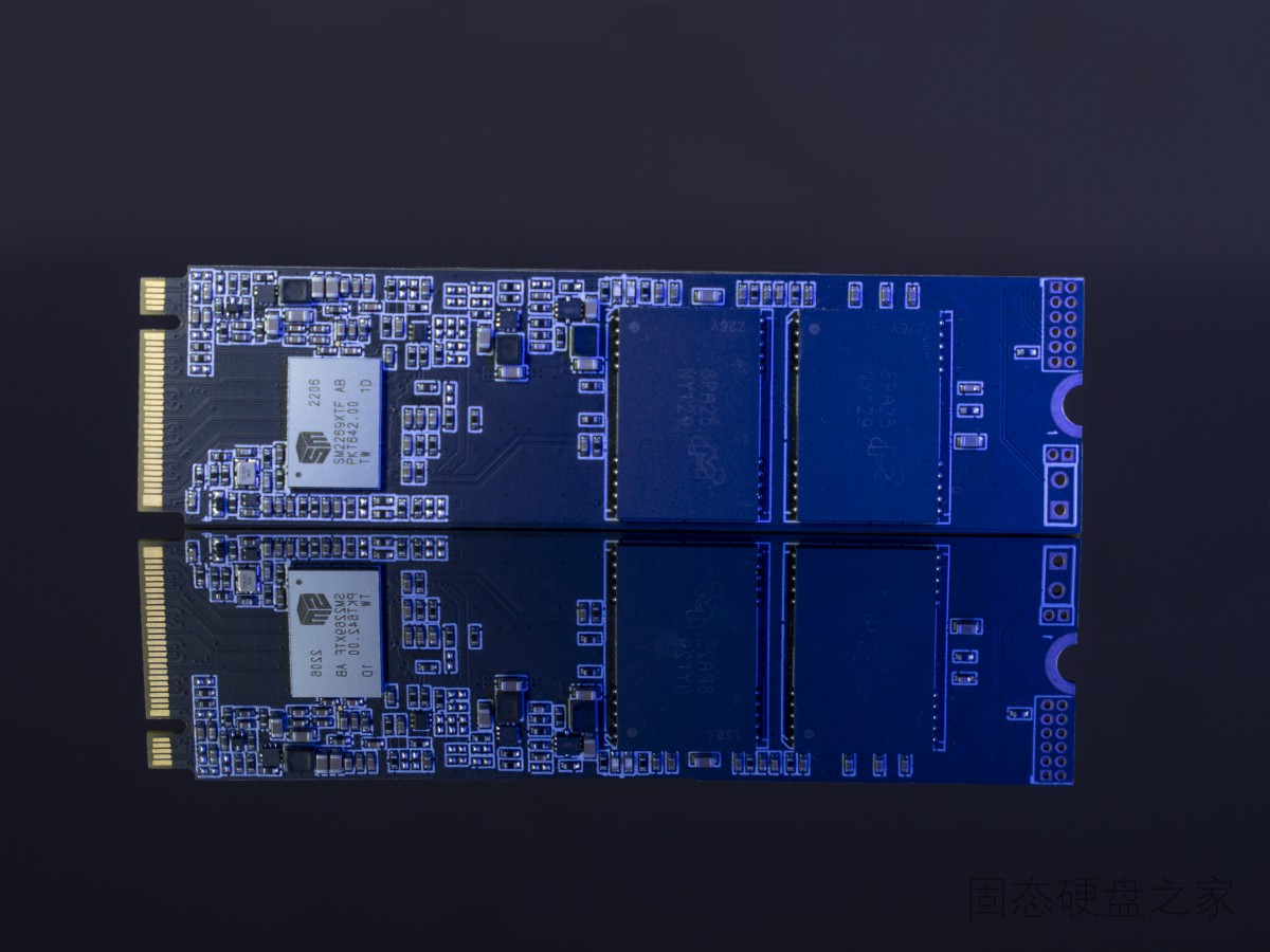 金储星 PCIE 4.0 SSD 固态硬盘正面