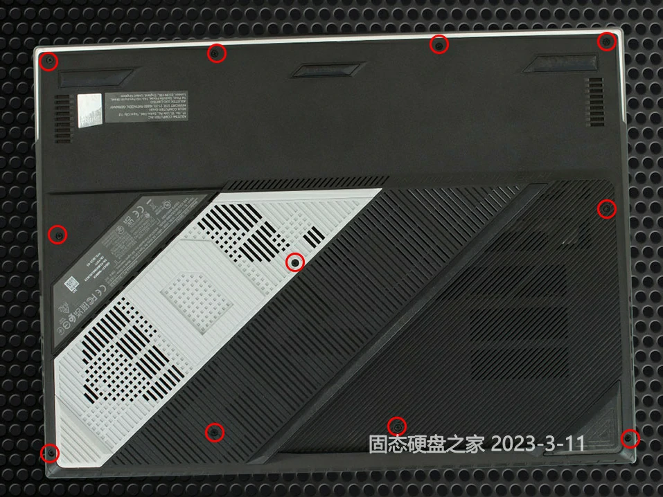 华硕 ROG Strix SCAR 18 G834 机身背面