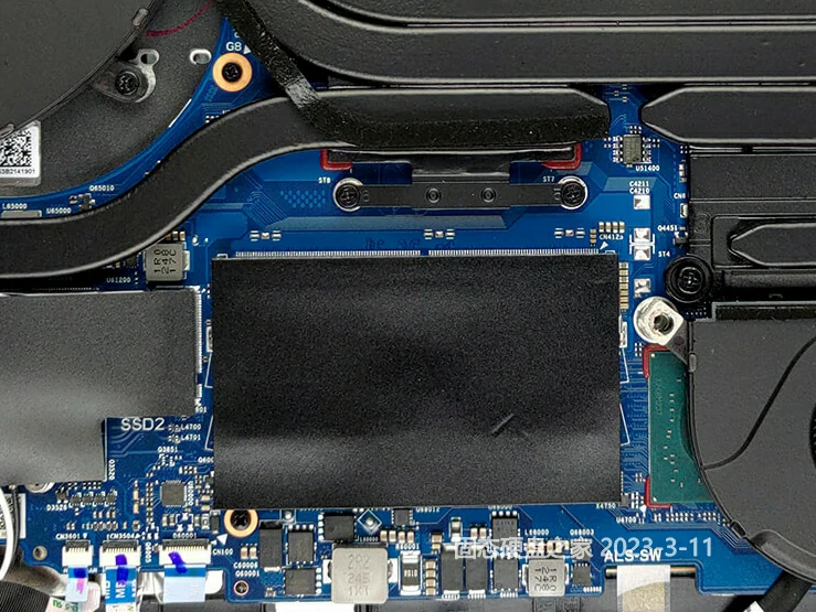 华硕 ROG Strix SCAR 18 G834 DDR5内存插槽