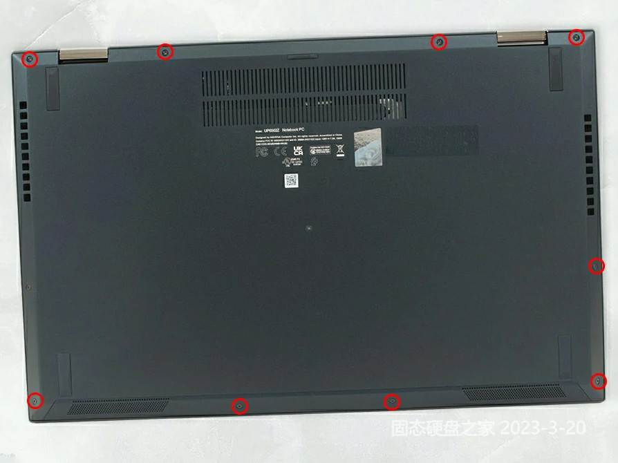 华硕 Zenbook Pro 15 Flip OLED 机身背面